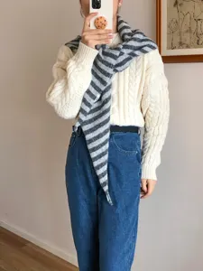 Suave bufanda triangular a rayas casual, elegante chal envolvente de mezcla de lana.