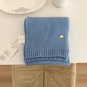 Suave bufanda de punto azul para mujer, elegante accesorio de invierno de color liso.