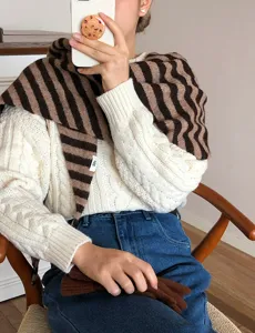 Cómoda bufanda triangular a rayas para mujer, elegante chal de lana de otoño invierno.