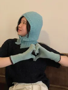 Pasamontañas de punto azul claro gorro de invierno lana mezcla y guantes detalle.