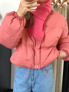 Moderna chaqueta de plumas rosa para mujer 2024 estilo dopamina con bufanda de lana.