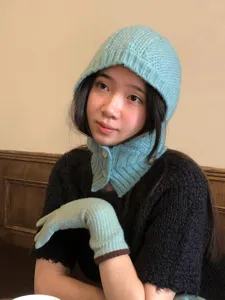 Conjunto de gorro balaclava y guantes de punto de invierno en azul claro con botones elegantes.