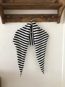Bufanda triangular de punto a rayas blancas y negras, chal de lana acogedor para invierno.