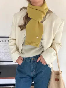 Detalle de bufanda de lana tejida minimalista amarilla, elegante accesorio de mujer.