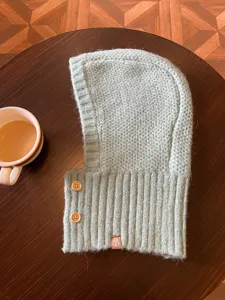 Cómodo pasamontañas de punto de mezcla de lana de invierno, elegante con botones y protección.