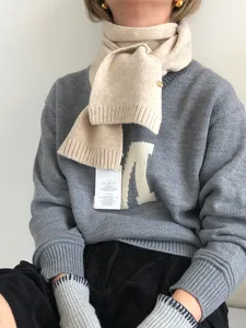 Conjunto de bufanda y suéter de punto suave para mujer, moda de invierno elegante.