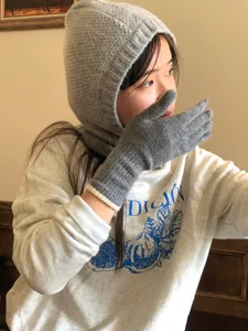 Conjunto gorro balaclava y elegantes guantes de punto gris invierno para mujer estilo chic