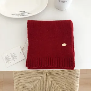 Bufanda de punto roja minimalista para mujer, cálida de invierno, elegante color sólido envolvente.