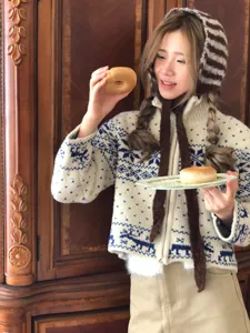 Winterwarme Strickmütze mit Ohrenklappen und nordischem Kardigan, stilvoll und gemütlich.