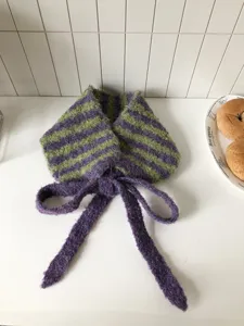 Gemütlicher violett und grün gestreifter Strick-Halswärmer Schal mit Band für den Winter.