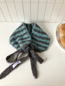 Winterwarme, flauschige gestreifte Ohrenwärmer mit Bändern, stilvolles koreanisches Kälteschutz-Accessoire.
