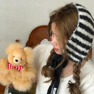 Schwarze und weiße gestreifte warme Winter Strick Mütze mit Ohrenschützern für Damen.