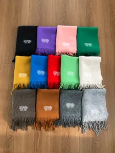 Detaillierte Ansicht der bunten Woll-Winterschals mit Fransen und modischem Stickerei-Design.