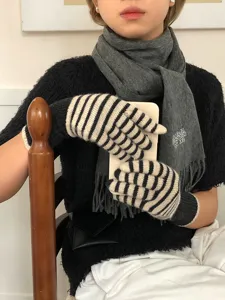 Winter warme gestreifte Strickhandschuhe fur Damen und Herren, schwarz weisses Detail.