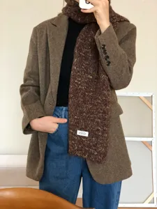 Comoda sciarpa invernale in misto lana con design melange per un look caldo ed elegante.