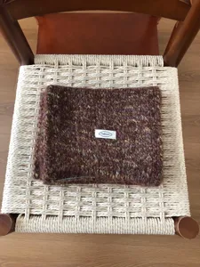 Comoda sciarpa invernale in misto lana screziata, elegante colore marrone, scaldacollo.