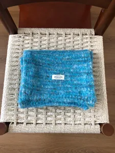 Sciarpa invernale in misto lana tweed blu, scialle lavorato a maglia morbido vista dettagliata.