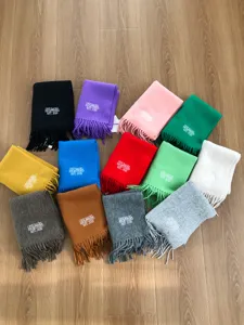 Einfarbiger wolle winterschal mit fransen stickerei mehrfarbig warmer halswärmer
