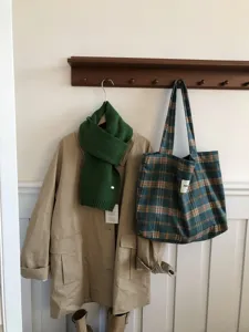 Casual plaid wool tote bag for women, spacious winter shoulder bag with classic pattern.