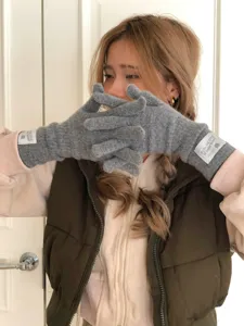 Gants d'hiver tricotés tactiles pour femmes, gris uni, vue de détail de la matière.