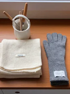 Ensemble écharpe en laine tricotée et gants tactiles, parfait pour l'hiver chaud.