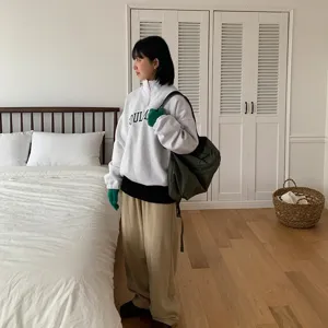 Korean style casual half-zip sweatshirt paired with cozy knit gloves and loose trousers for autumn.