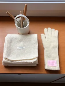 Ensemble de gants et écharpe d'hiver en tricot crème, accessoires chauds pour les jours froids.