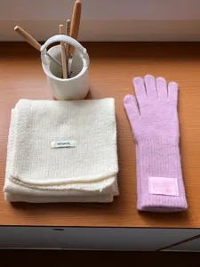 Ensemble écharpe en tricot de laine et gants tactiles d'hiver, chaud et élégant pour femmes.
