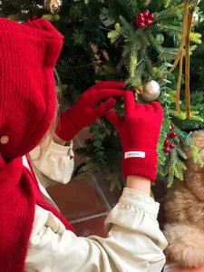 Vista de detalle de guantes de invierno para mujer de lana roja cálida táctiles elegantes