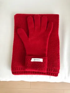 Conjunto de guantes y bufanda de lana roja invierno cálido color sólido guantes táctiles mujer.