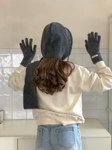 Vista detallada de guantes de invierno de lana para mujer y gorro, textura suave y cálida.
