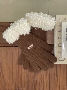 Cozy winter women gloves in brown knit with white fluffy fleece cuff and cute pink label detail.