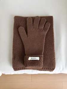 Conjunto de guantes y bufanda de lana tejida cálida de invierno marrón liso táctil uso diario