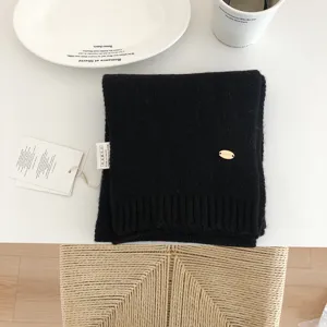 Bufanda de lana negra lisa para mujer, bufanda de invierno cálida minimalista y accesorio de moda.