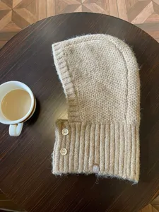 Detalle de pasamontañas de punto, acogedor gorro de invierno de mezcla de lana con orejeras.