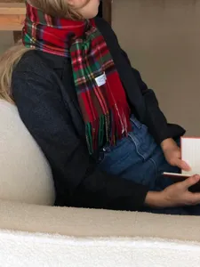 Écharpe d'hiver à carreaux rouges douillette avec franges, style élégant pour les jours froids.