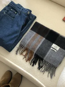 Klassieke wollen ruitjes sjaal met franjes, gezellig en warm wintermode accessoire voor dames en heren.