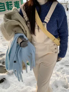 Gedetailleerd overzicht van wintergebreide handschoenen met lange vingers voor koude dagen.