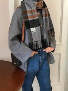 Gedetailleerd overzicht van grijsbruine wolruit sjaal, stijlvol winter mode-accessoire.