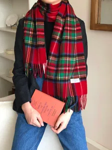 Écharpe d'hiver en laine à carreaux rouge avec franges, châle chaud pour un style élégant.