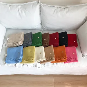 Bufanda de lana sólida minimalista para mujer, accesorio de moda coreano cálido y acogedor.