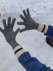 Winter warme vijf-vinger gebreide handschoenen met lange gestreepte boorden, winddicht ontwerp.