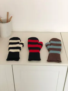 Mitaines tricotées rayées chaudes d'hiver pour hommes et femmes, style colorblock en gros plan.