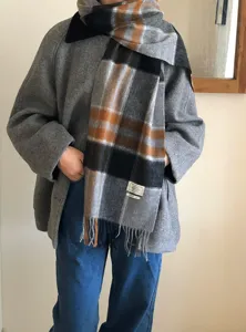 Gezellige grijze en bruine geruite wollen sjaal voor heren en dames, wintermode accessoire.