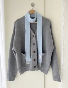 Cardigan en tricot gris style coréen avec longue écharpe bleu clair vêtement chaud d'hiver