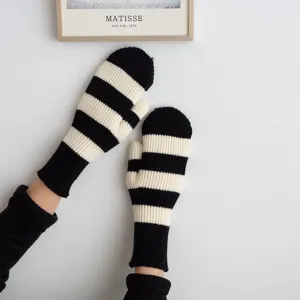 Mitaines en tricot rayé noir et blanc classique pour l'hiver, gants unisexes chauds et douillets.