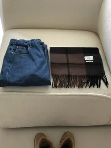 Klassieke geruite wollen sjaal en jeans set gedetailleerd overzicht, winterstijl.