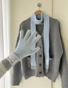 Ensemble chic de gants et écharpe en tricot de poils de lapin, bleu clair, détail doux.