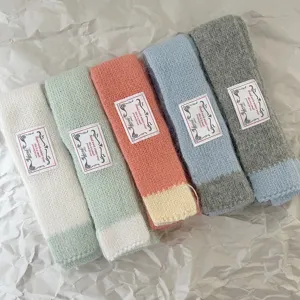 Vue détaillée de longs gants et écharpes en tricot d'hiver en matière de poils de lapin doux.