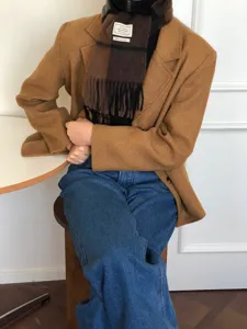 Gezellige bruine geruite wollen sjaal met blazer, stijlvol wintermodeaccessoire voor dames.